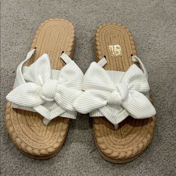 Elegant White Bow Sandals - Picture 4 of 5
